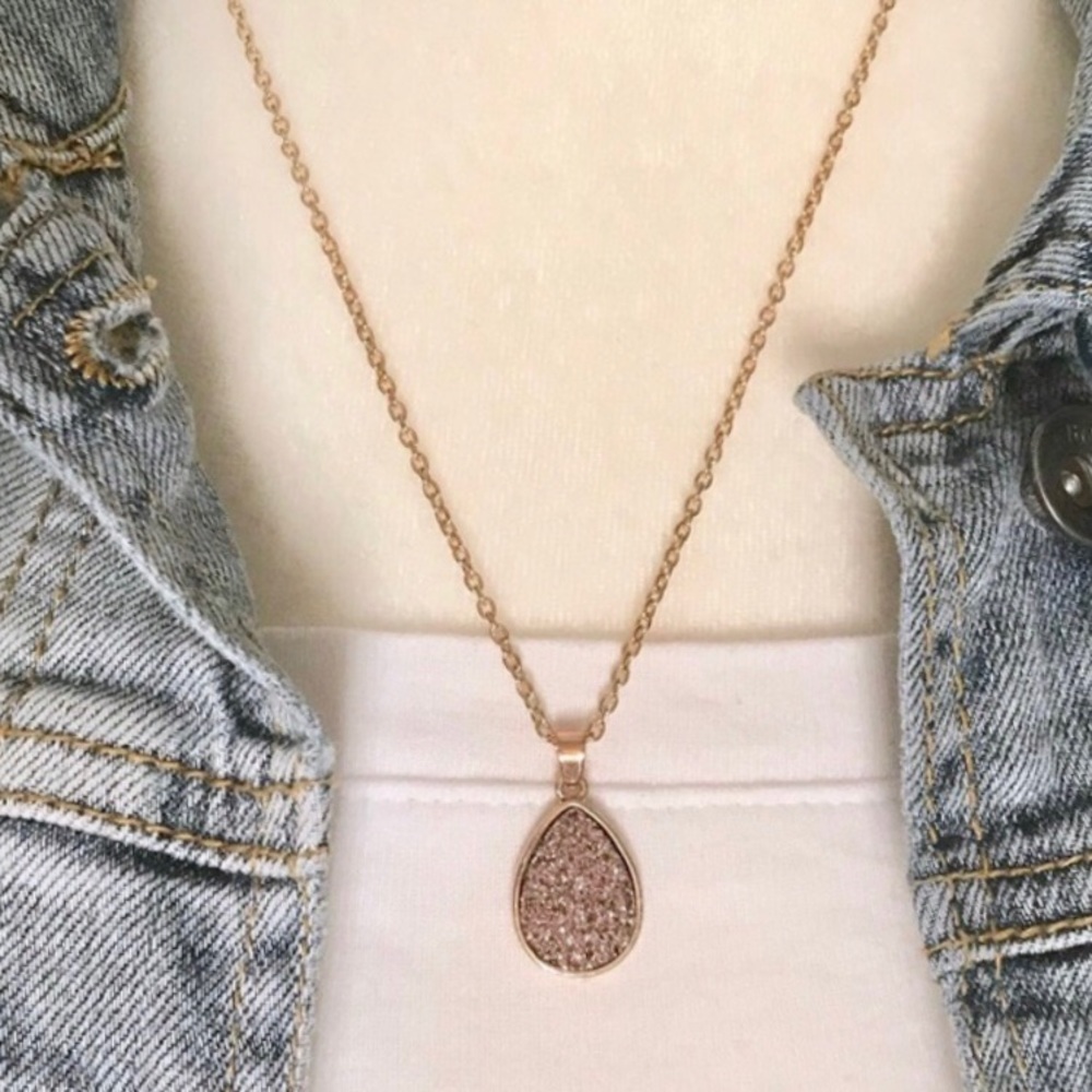 🔥Tear Drop Pendant With Chain🔥
